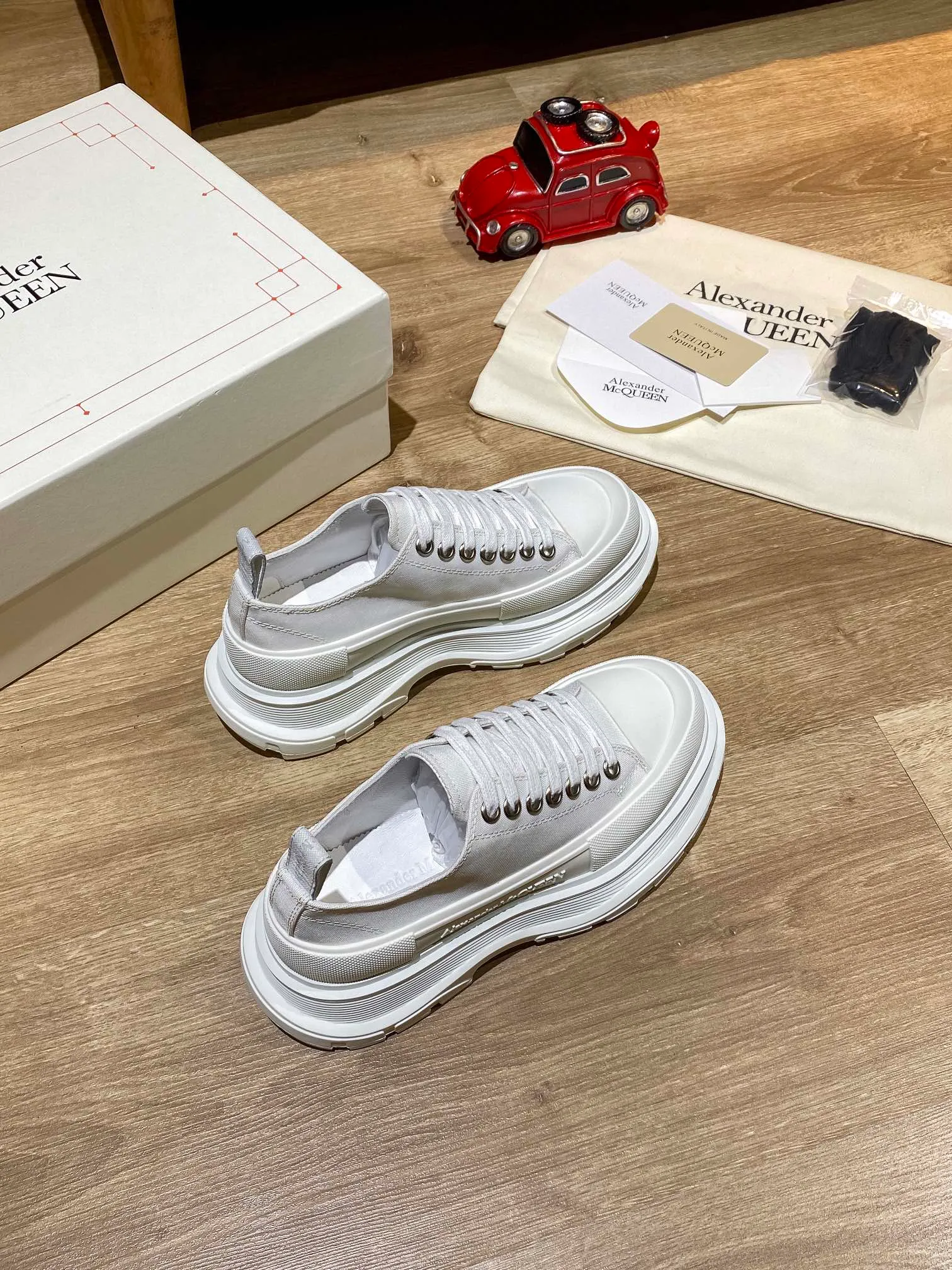👟👟Ex-factory price 480👟👟 Alexander Mcqueen🚀🚀Couple model👫 MQ McQueen thick-soled platform shoes, the latest spring style in the counter, Xiaohongshu is popular. It is also a casual shoe that increases height and slimming 😄 Does not choose any style. The heel height is 6.5 cm, which is equivalent to wearing a pair of high heels. Slimming is inevitable. Black and white are versatile. Pink looks younger. Several colors are very popular. Purchased from the original order from hk. The highest quality in the market. A popular product. 👍 Material: Genuine customized space Monica cloth. Goat leather lining. Private model T👟👟Ex-factory price. U multi-layer combination outsole. Standard code number. Comes with a full set of the latest packaging at the counter. Code number: 35-40 for women and 39-44 for men.